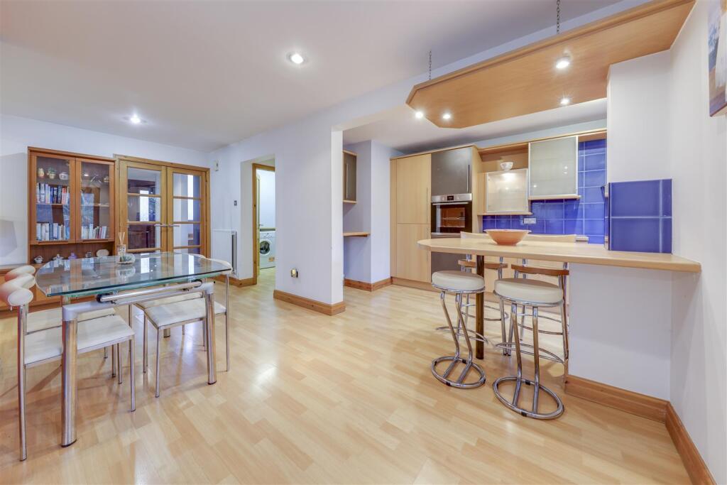 Open Plan Lounge / Dining Alt