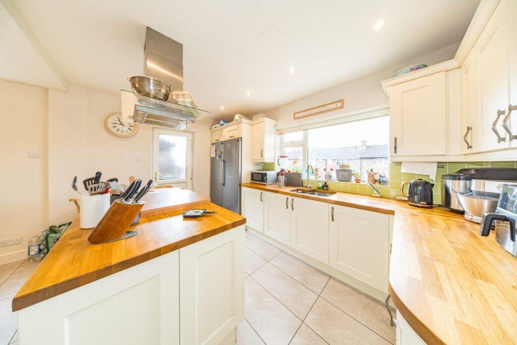 34 Manchester Road kitchen 2.jpg