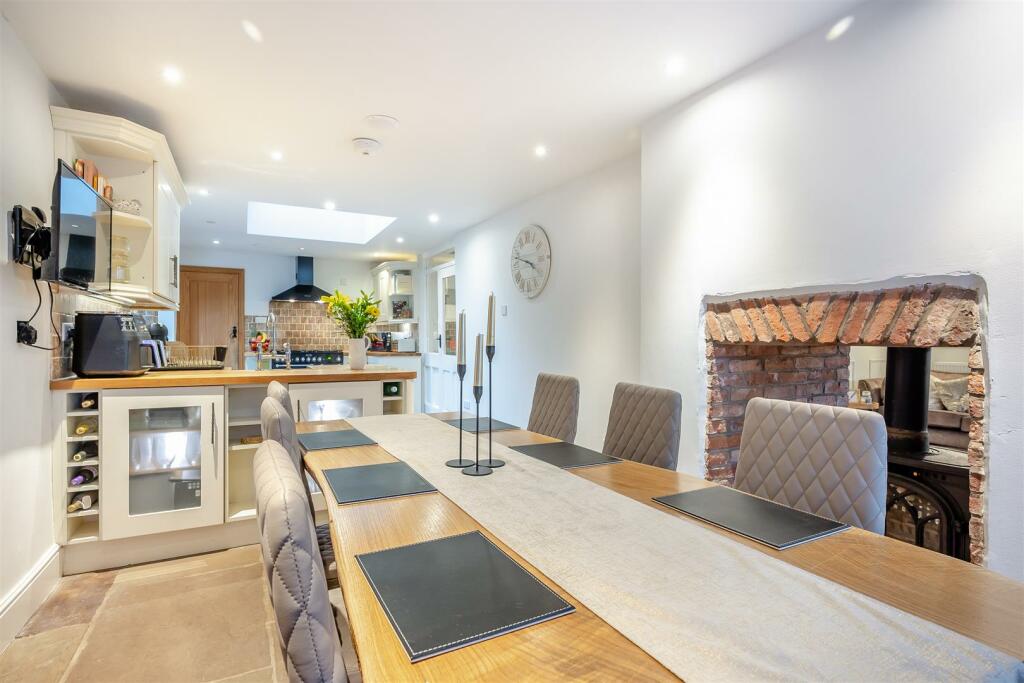 8582263-interior10.jpg