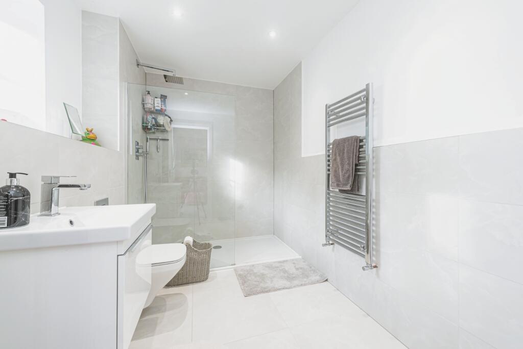 En-suite to bedroom 1