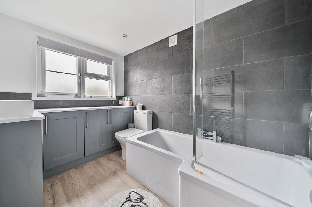 Bathroom W.C (1)