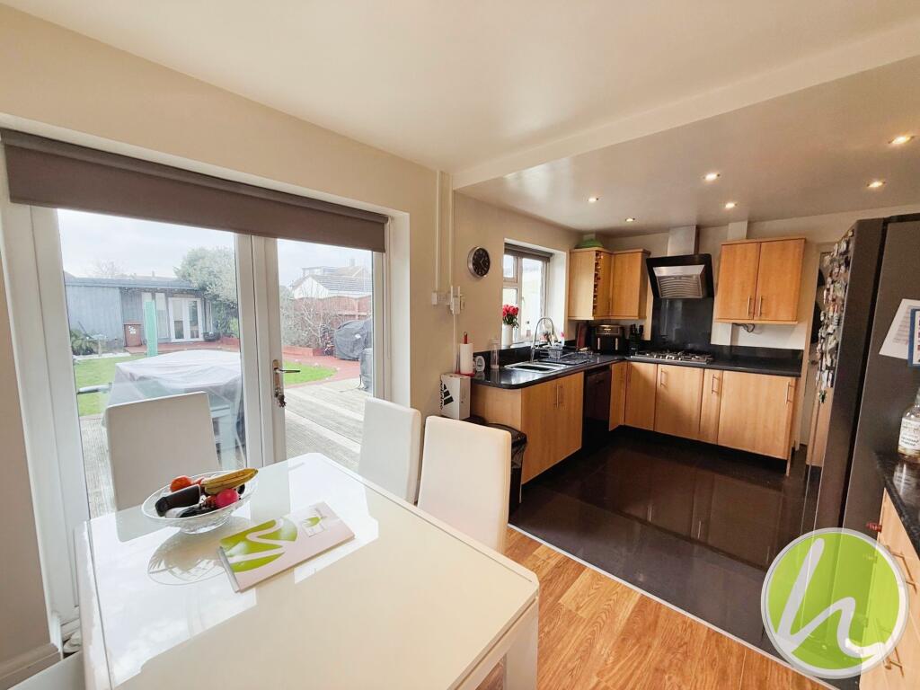 Kitchen/ Dining Room