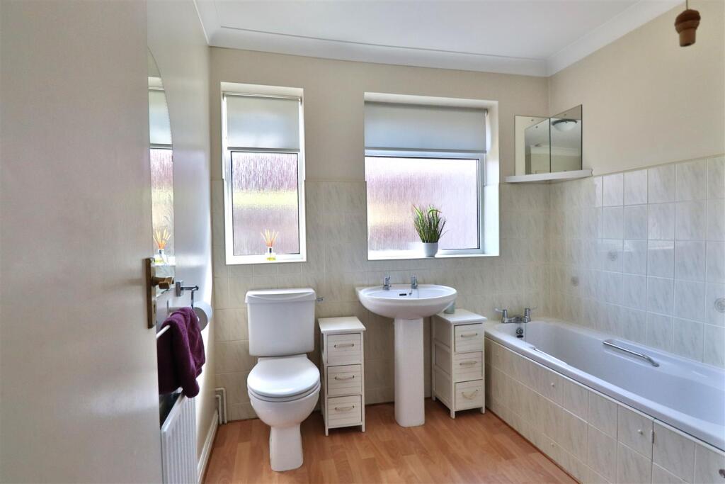1 Stopham close- Bathroom.JPG