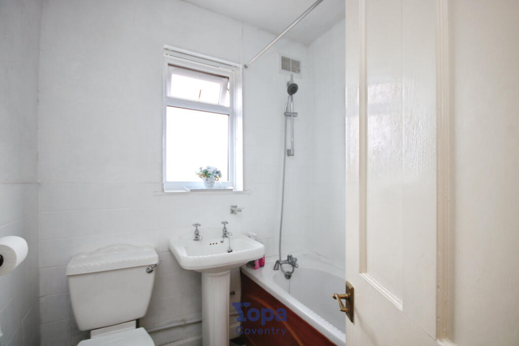 C6d2fe98-Family 20Bathroom.JPG