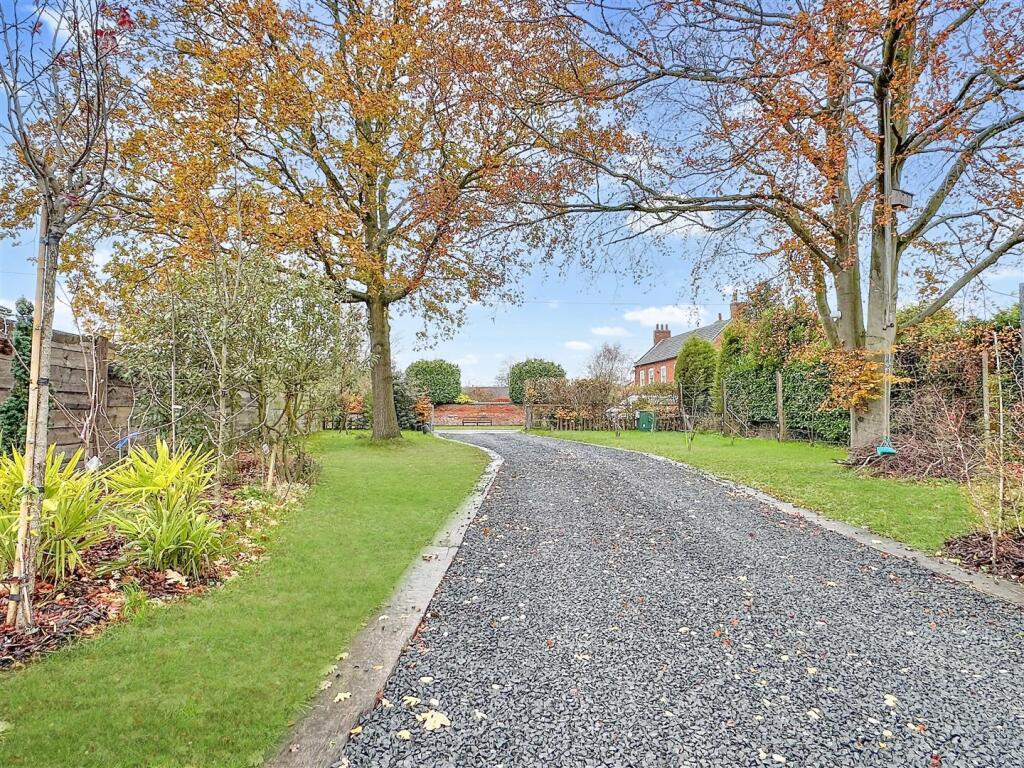 Gravelled Driveway &amp; Unspoiled Frontage 655