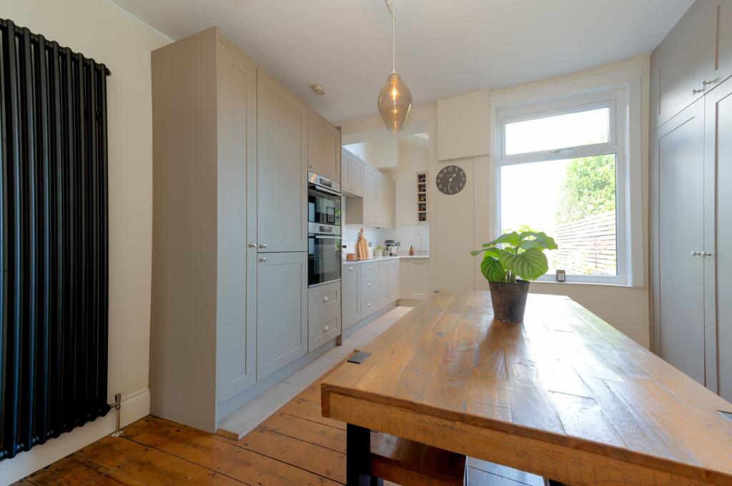 KITCHEN DINER AND LOUNGE