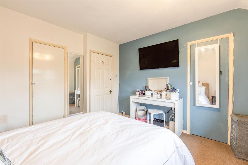 17 Cornwall Avenue, KT14 7EX - 12.jpg