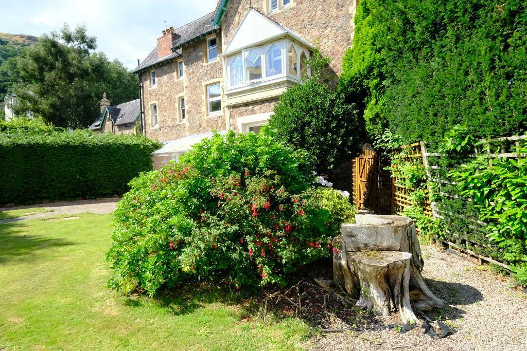 Easy to maintain flat garden