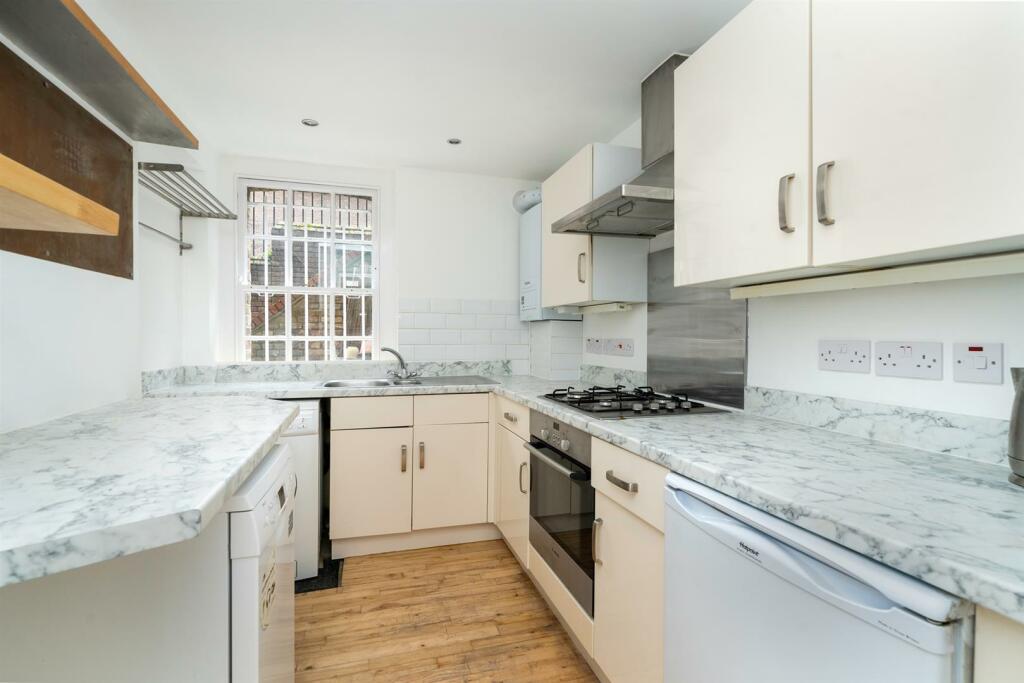 27 To Let 2 Bedroom Flat garden N1 EC1 www.steele.