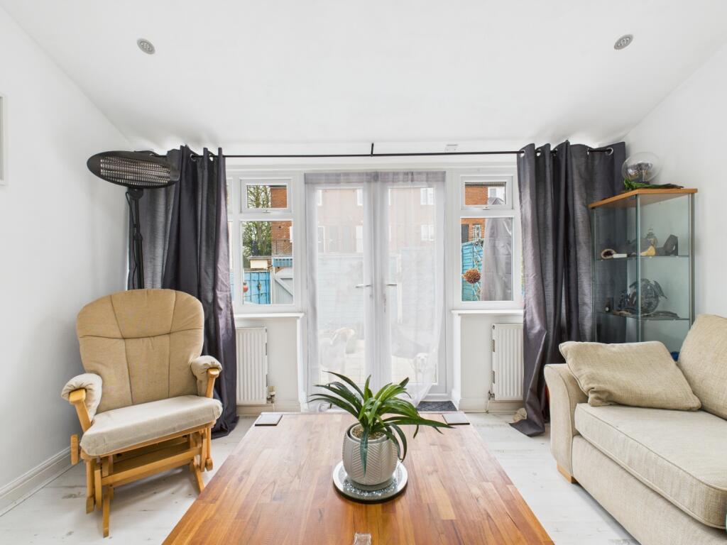 CAM03729G0-PR0019-STILL010