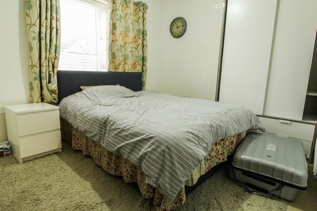 bed 1.jpg