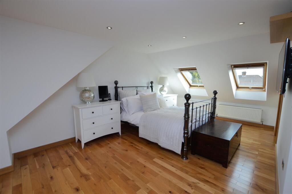 15 The Ridge bed1c.JPG