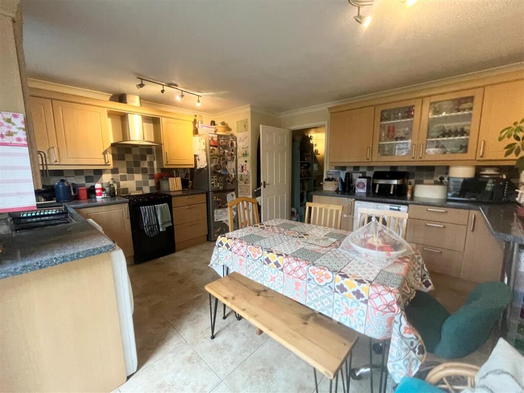 Kitchen 2.jpg