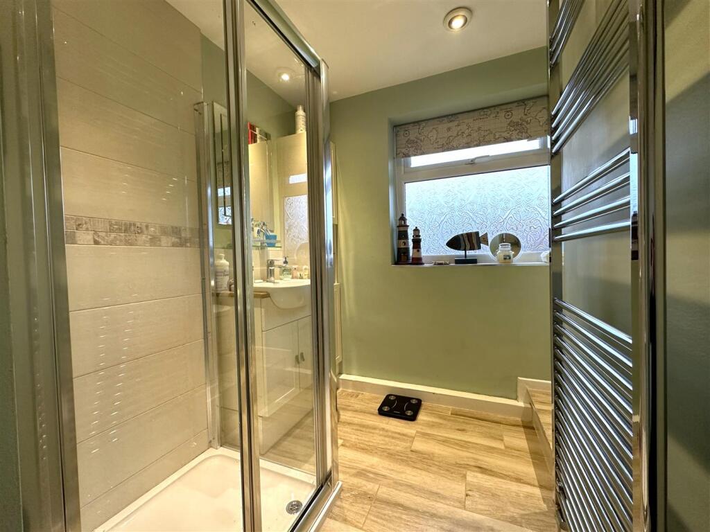 First Floor Shower Room 663