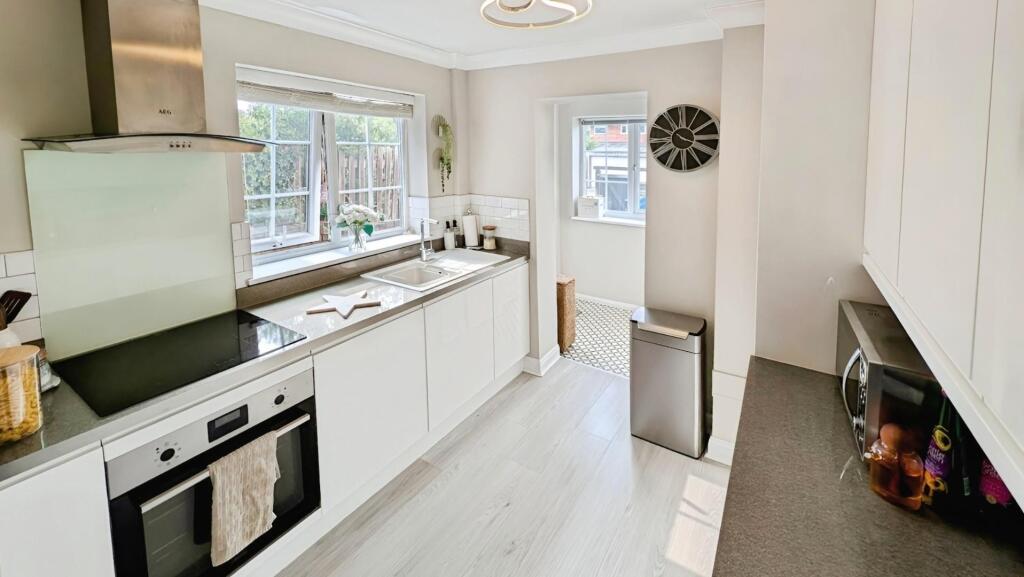 98 fINCH kITCHEN1.jpg