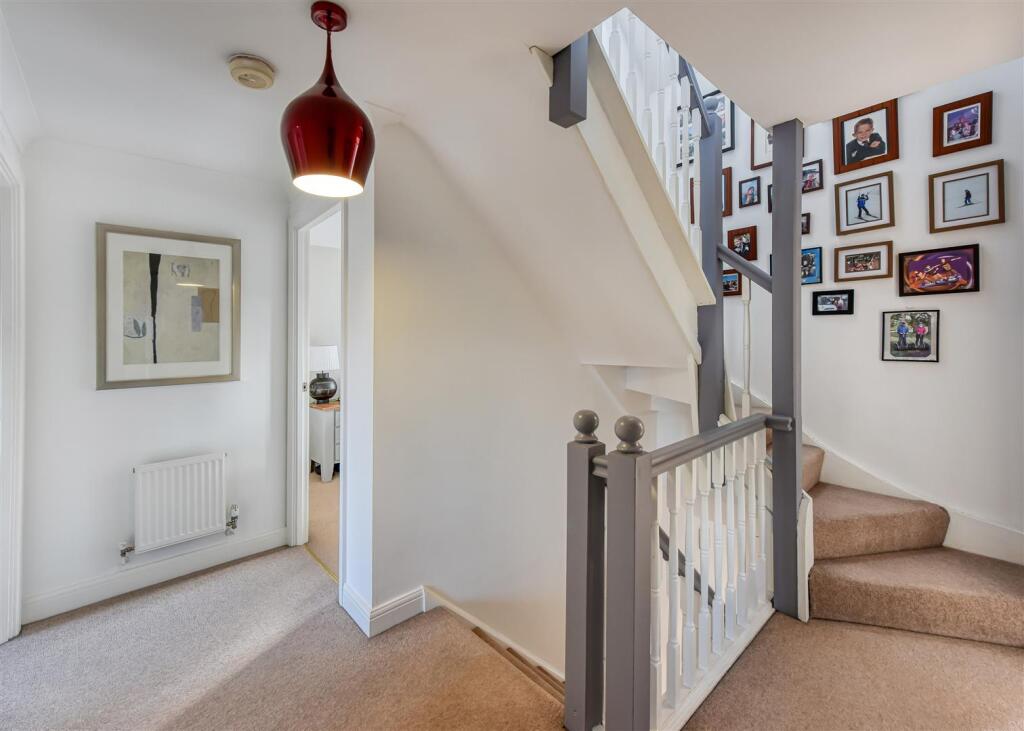 3 Riverside Gardens-landing.jpg