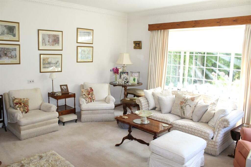 SITTING ROOM/BEDROOM 6