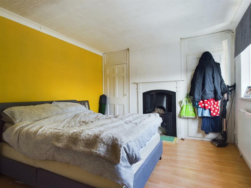 Bedroom 1 Pic 3.jpg