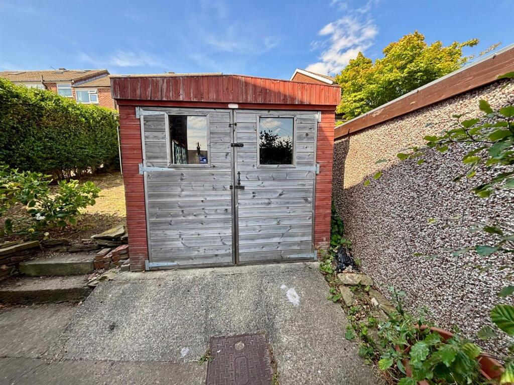 Off Street Parking / Driveway / Single Garage: