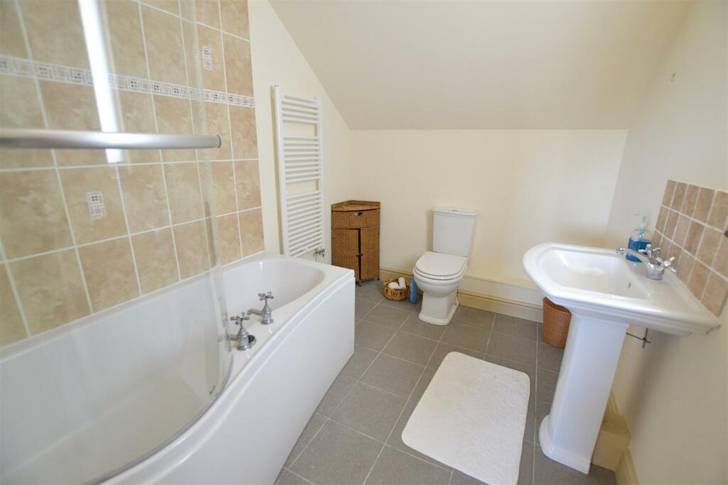 master ensuite.JPG