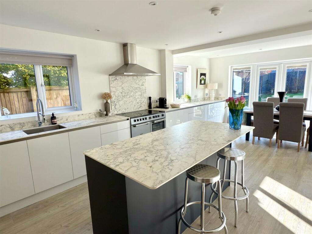 Kitchen Breakfast Area.jpg