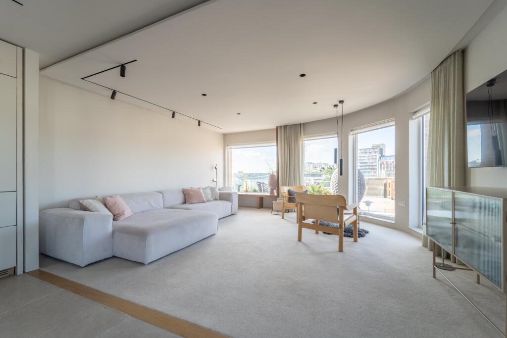 The Penthouse, Brist