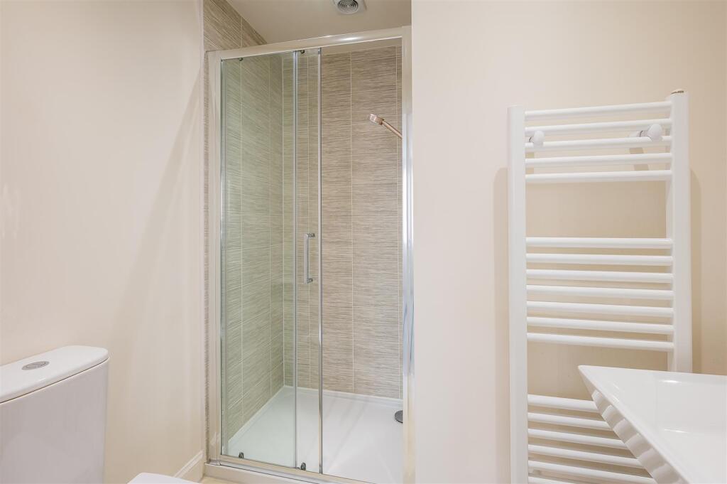 EN-SUITE SHOWER ROOM