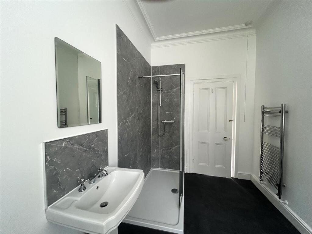 bathroom 3.jpg