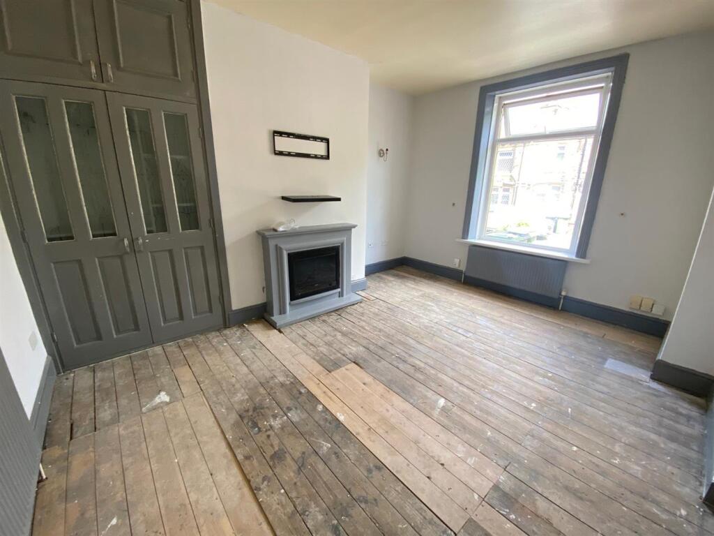 studio lounge bedroom on ground floor 18b.jpg