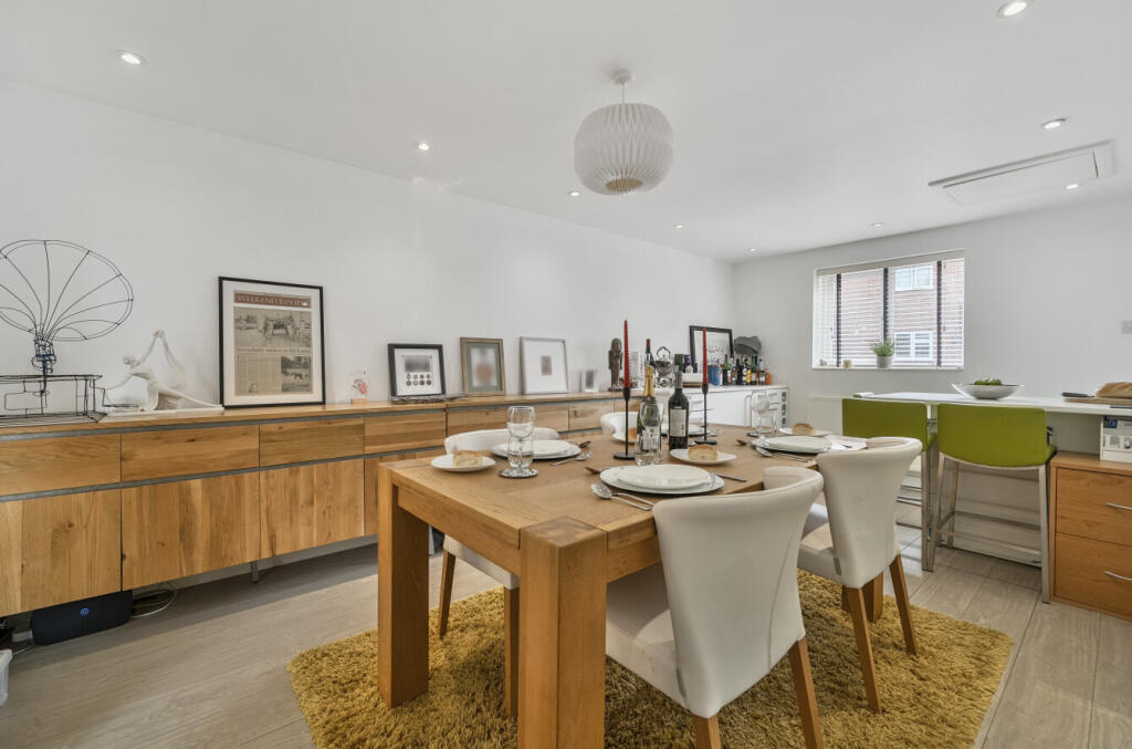 1312865-1-6855381...