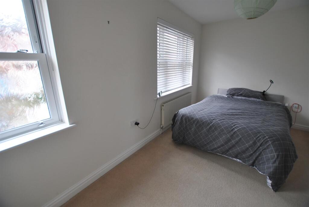 MAIN BEDROOM