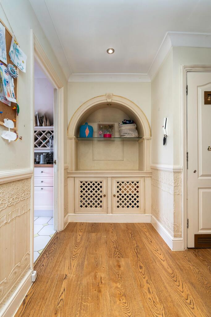 Hallway For Sale 3 Bedroom Flat Conservatory Court Upper Nowood SE19 www.steele.london