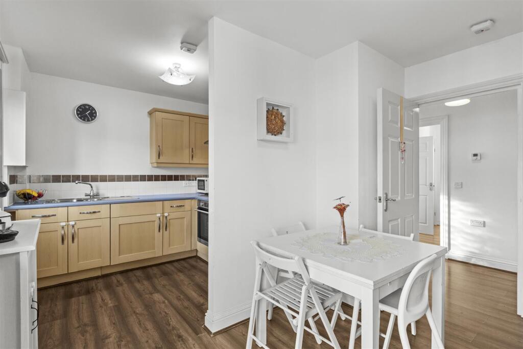 Flat 45, Wye Gardens, Fryers Lane, HP12 3DU-7.jpg