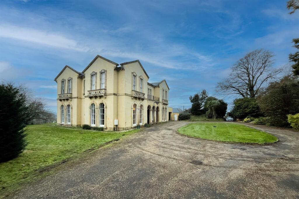 Rumwell Park, Wellington Road Rumwell, Taunton, TA