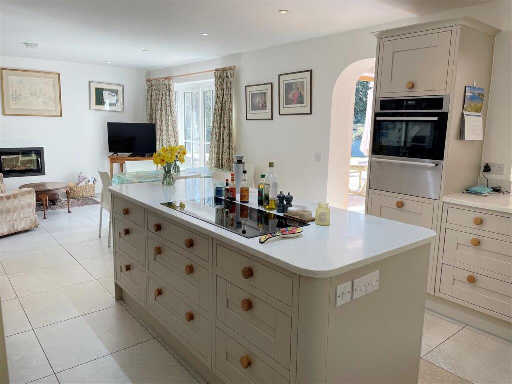 Kitch - Break - Dining 1.JPG