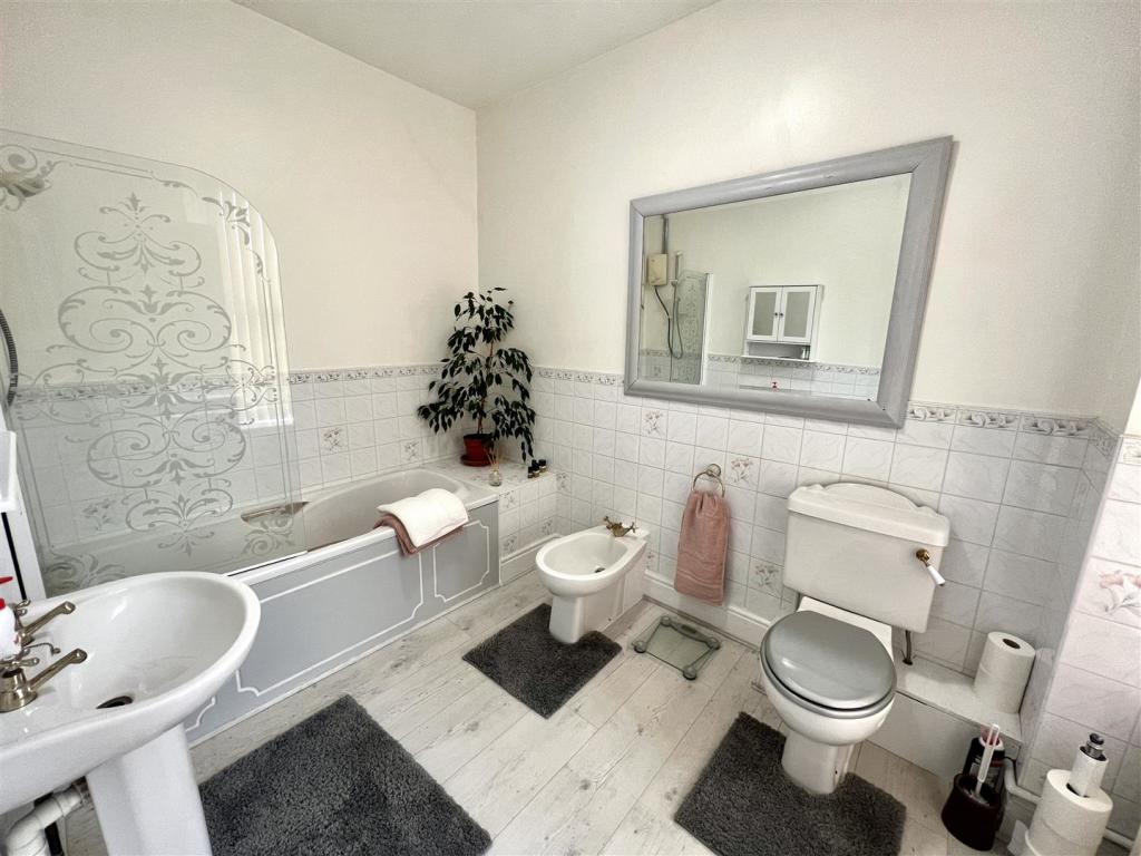 EN-SUITE BATHROOM