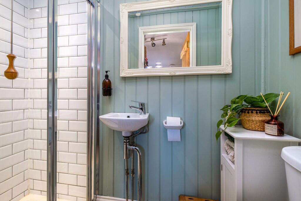 1440px-Halfboys-1...