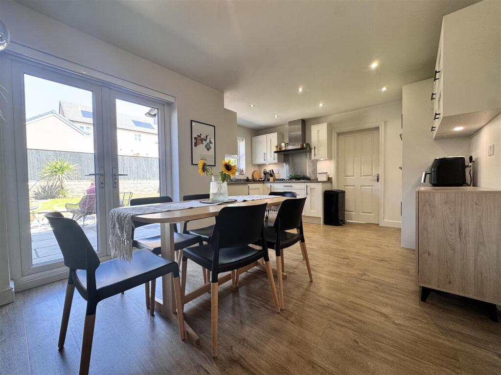 Open plan kitchen &amp; dining