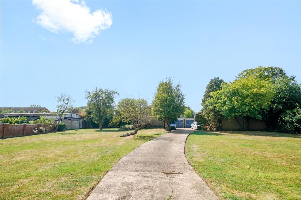 2 Circle Court, Harrowdene Road - 2Ts32HgMNppERZvm
