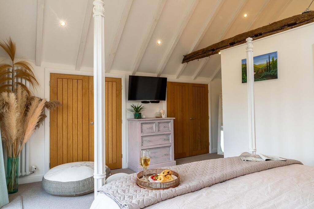 Fitted wardrobes in the master suite