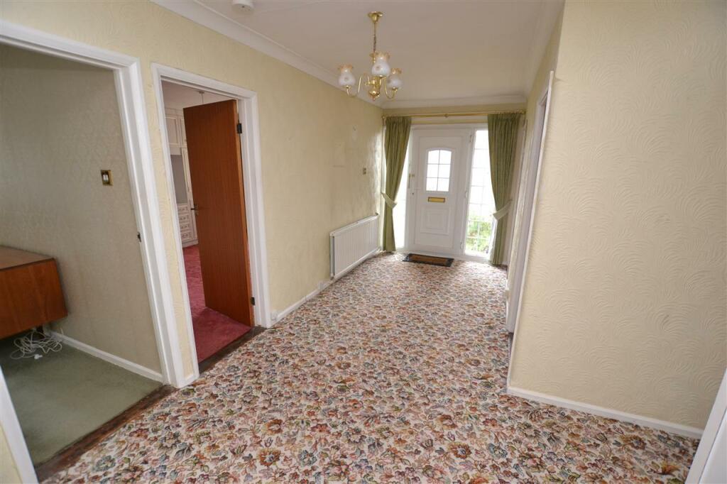 SPACIOUS ENTRANCE