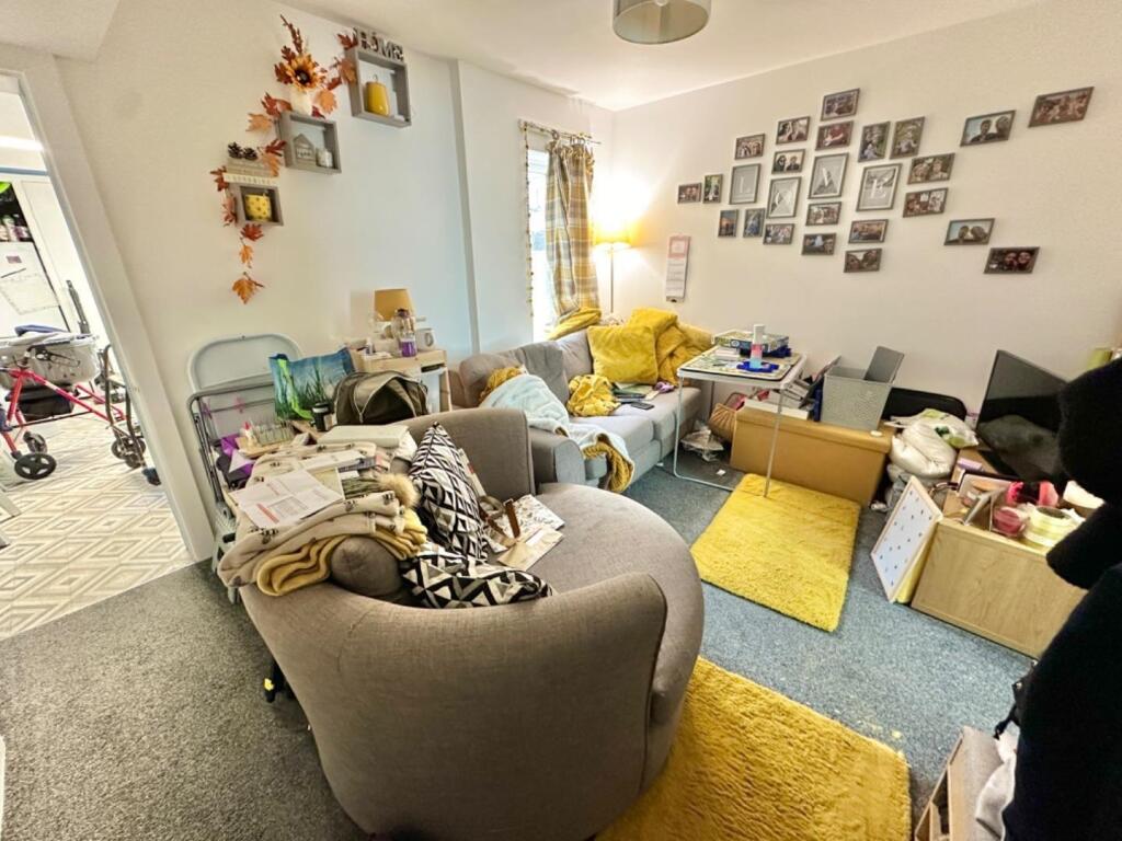 Flat 1- Living room.jpg