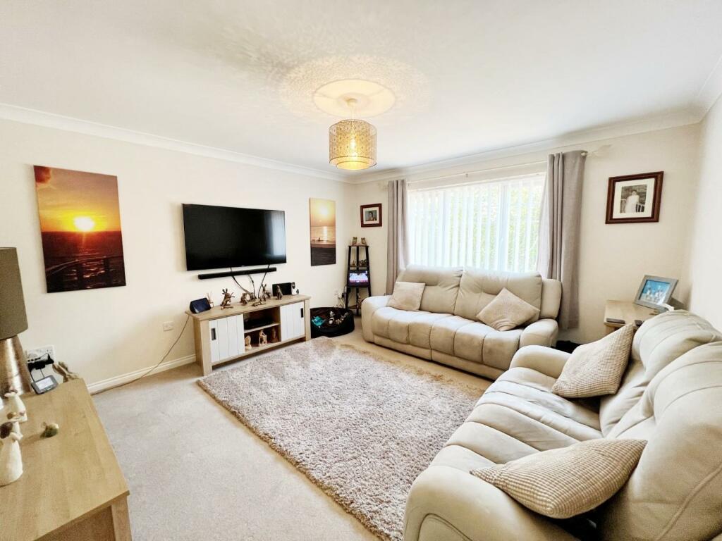 Lounge pic 1.jpg