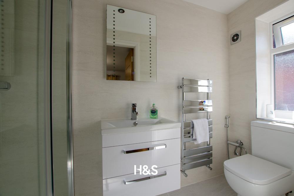 130 Stanway - ensuite.jpg