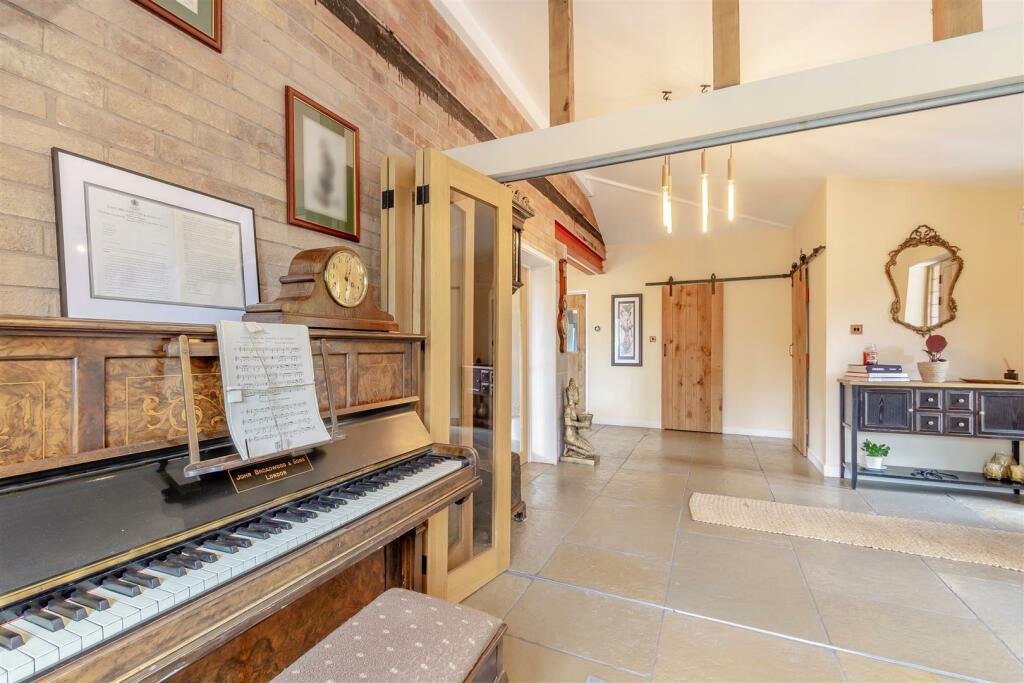 8608791-interior22.jpg