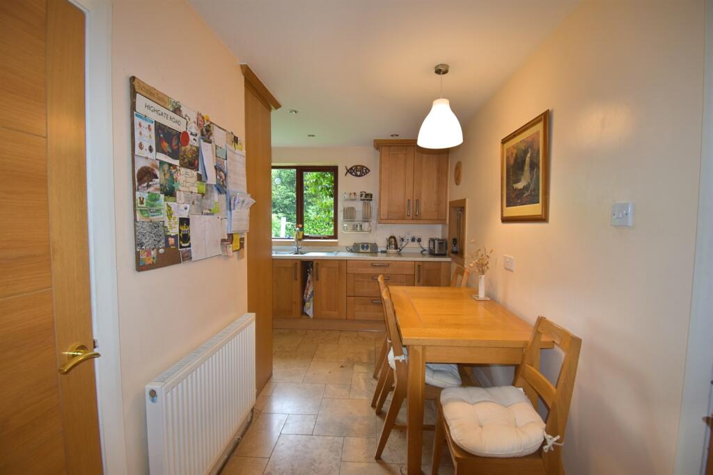 Fitted Kitchen/Break