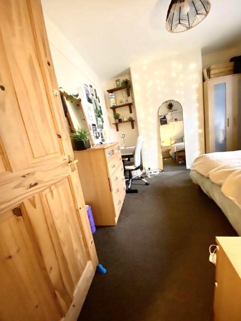 2E20EE0B-EF75-409...