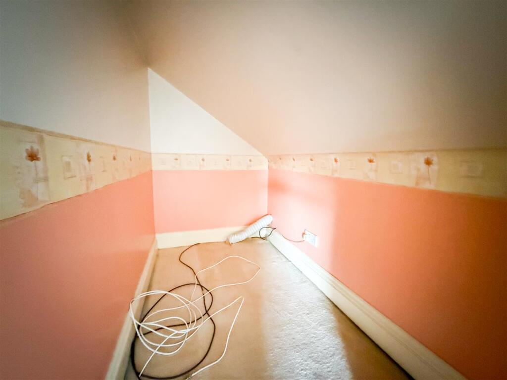 WALK IN STORAGE CUPBOARD