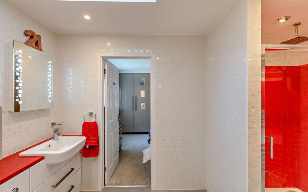 Jack &amp; Jill En Suite