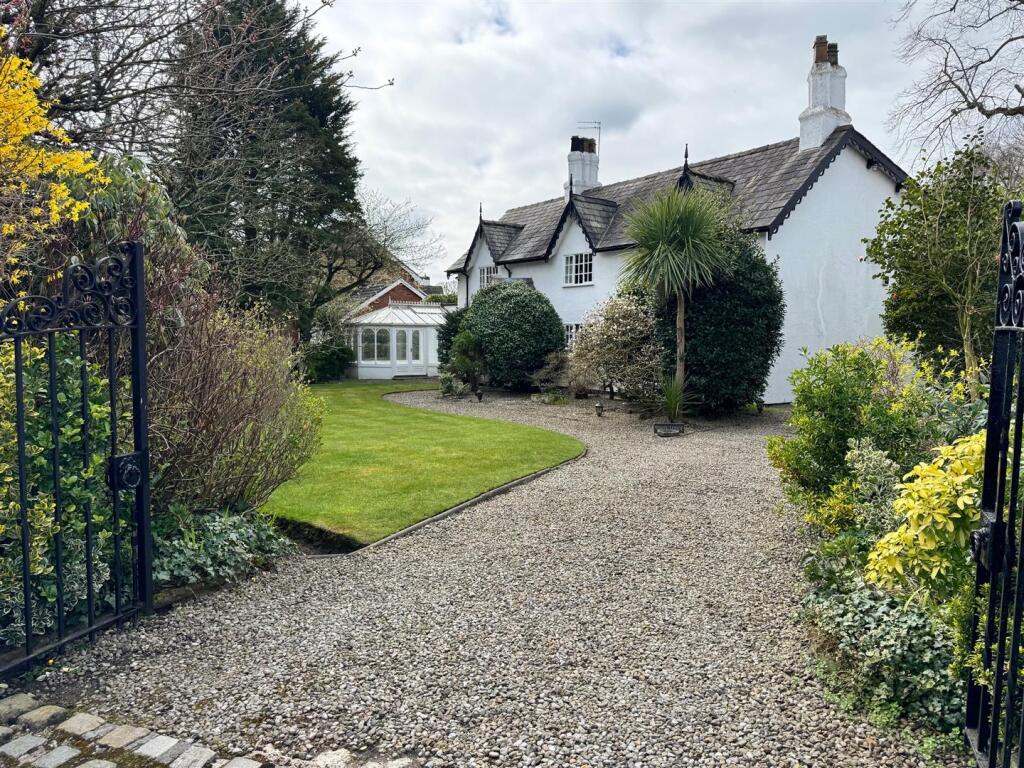 OUTSIDE - FRONT GARDENS